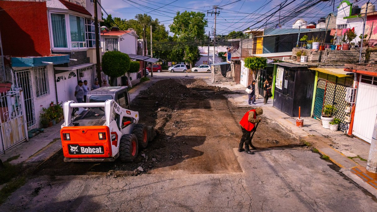 GobCoacalco2022's tweet photo. 🚧 Dimos inicio a los trabajos de bacheo en la calle Guillermo Marconi de Granjas San Cristóbal, porque sabemos que cada calle en buenas condiciones representa mayor seguridad y mejor movilidad para todas y todos.
¡Seguimos avanzando contigo!
#ContinuidadDeBuenosResultados https://t.co/8rmzaERg4C