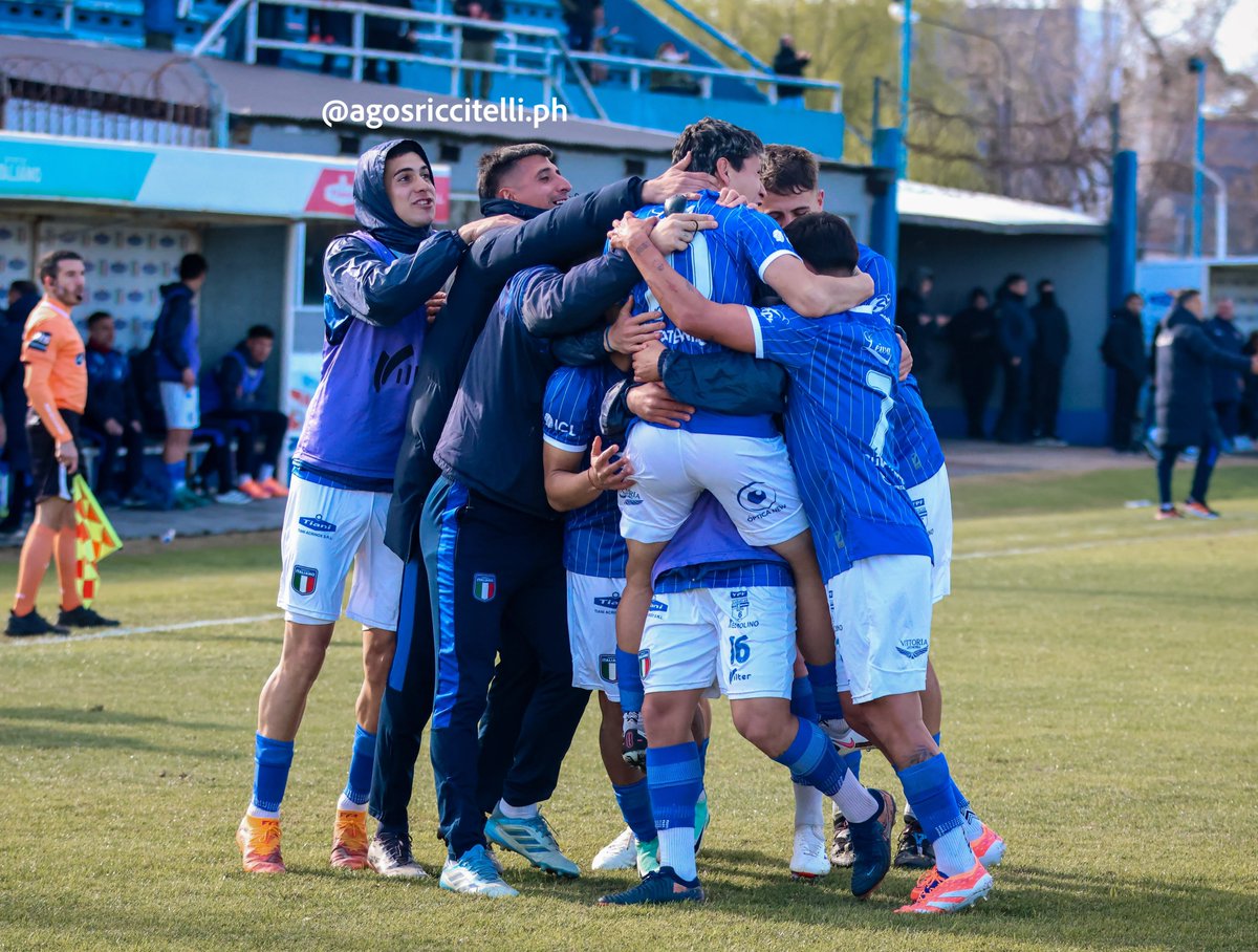 SpItaliano's tweet photo. 🔚 ¡𝑭𝑰𝑵𝑨𝑳 𝑫𝑬𝑳 𝑷𝑨𝑹𝑻𝑰𝑫𝑶!
🤩 ¡𝗚𝗔𝗡𝗢𝗢𝗢 𝗜𝗧𝗔𝗟𝗜𝗔𝗡𝗢𝗢𝗢! Con goles de Rivero, Giménez y De Cuadro, el Azzurro venció 3 a 1 a #Flandria en condición de local.
#VamosTano 🇮🇹 https://t.co/NS9RL3RTJA