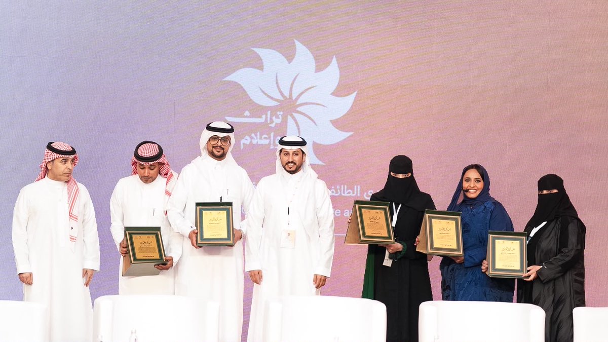 TaifCamelForum's tweet photo. 📸من الجلسة الحوارية الثالثة..

تجارب شبابية في صناعة المحتوى، وفرص يفتحها الإعلام الرقمي والذكاء الاصطناعي أمام المحتوى السعودي.

#منتدى_الطائف_تراث_وإعلام
#مهرجان_ولي_العهد_للهجن 
#الطائف https://t.co/G4U4ShwRMs