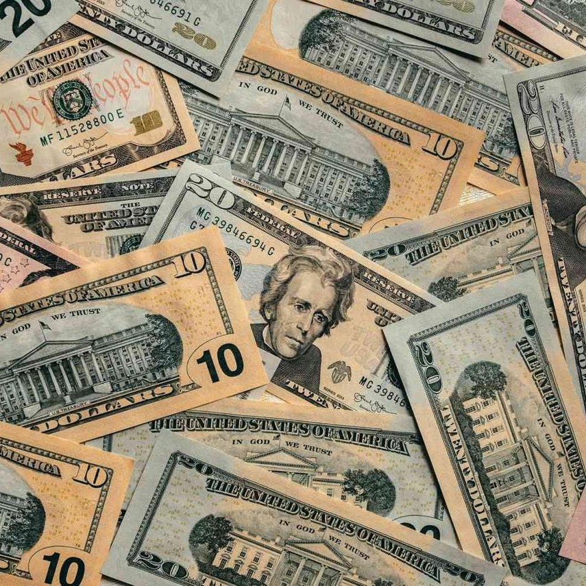 oe167eth's tweet photo. Bitcoin'e önümüzdeki dönem ne olacak? Boğa ne zaman başlayacak?

Bitcoin kısa sürede 62 binden 80 bine yaklaştı ve çoğu kişi bu hareketi kenardan izledi.

Şimdi aynı kişiler acele edip almalı mıyım diye soruyor.

Cevap fiyatta değil. 

ABD Hazinesi'nin 4 Kasım'da biten takviminde.

Kripto piyasasında para hep aynı sırayla gezer ve şu an sıra birinci basamakta. 

Altcoinlere henüz gelmedi.

Yani geç kalmadınız. Ama sıranın nasıl ilerlediğini bilmiyorsanız, sıra geldiğinde de fark etmezsiniz.

Önce paranın nereden geldiğine bakalım.

ABD'nin borcu 40 trilyon doları aştı ve uzun vadeli tahvillere alıcı azalıyor.

ABD Hazinesi bu yüzden kendi borcunu kendisi geri almaya başladı. 

Uzun vadeli tahvilleri piyasadan topluyor, yerine kısa vadeli borç koyuyor.

Uzun vadeli faiz düşünce tahvil cazibesini kaybediyor. Tahvilde kilitli duran para çözülüyor ve daha yüksek getiri aramaya başlıyor.

Bu alımlar 9 Eylül'de büyüyor ve 4 Kasım'a kadar sürüyor.

Şimdi o paranın nereye girdiğine bakalım.

Kurumsal para kripto piyasasına doğrudan girmiyor. Borsa fonları üzerinden geliyor ve o kapı esas olarak Bitcoin'e açılıyor.

Yükselişin en sert gününde Bitcoin fonlarına 517 milyon dolar, Ethereum fonlarına 189 milyon dolar girdi.

Geriye kalan binlerce altcoinin böyle bir kapısı yok.

Asıl tabloyu ise şu iki rakam anlatıyor.

Madenciler günde 450 Bitcoin üretiyor.

ABD'deki Bitcoin fonları geçen hafta 1,92 milyar dolarlık alım yaptı, yani yaklaşık 25 bin Bitcoin.

Wall Street 1 haftada, madencilerin 2 ayda ürettiği kadar Bitcoin topladı.

Alıcı tarafı da genişliyor.

ABD'nin en büyük bankaları kendi stablecoinlerini çıkarmaya hazırlanıyor. 

Japonya hisse ve tahvil piyasasını blockchain'e taşımak için resmi bir çalışma başlattı, ülkenin en büyük 3 bankası da ortak bir yen stablecoini üzerinde çalışıyor.

ABD tarafında ise devlet Bitcoin için rezerv kurdu.

Yani alıcı artık sadece fonlar değil. Bankalar hazırlanıyor, devletler kendi sistemlerini blockchain'e taşıyor.

Peki bu para altcoinlere ne zaman geçecek?

Şöyle düşünün.

Şampanya kulesi gibi. 

Üstteki bardak dolmadan alttakine su gitmez.

Bitcoin en üstteki bardak. Altında Ethereum var, en altta binlerce altcoin.

Bu yüzden altcoinlerin geride kalması bir arıza değil, sıranın kendisi.

Altcoin sezonunu yükselen Bitcoin başlatmaz. Sabitlenen Bitcoin başlatır.

Çünkü fonlar ancak Bitcoin'de hareket durulduğunda bir basamak daha fazla riske razı olur.

Şimdi başlıktaki ikinci soruya gelelim. Boğa ne zaman başlayacak?

Bitcoin tarafında çoktan başladı. Takvim 9 Eylül'de büyüyor.

Altcoin tarafı için 2 şart var.

Birincisi Bitcoin'in sakinleşmesi. Zirve bölgesinde sert inip çıkmayı bırakması gerekiyor.

İkincisi PMI.

PMI her ay fabrikalara işlerin nasıl gittiğinin sorulmasıyla oluşan bir endeks. 50'nin üstü ekonominin büyüdüğünü, altı küçüldüğünü gösterir.

Altcoinlerin 2 büyük sezonu da ekonomi büyürken yaşandı. 2017'de PMI 55'ten 59'a çıkıyordu. 2021'de 41'den 64'e yükseldi.

2022'de PMI düşüşe geçtiğinde ise altcoinler değerlerinin yüzde 80'ini kaybetti.

Bugün o gösterge 55,6 seviyesinde. Mayıs 2022'den beri en yüksek değer ve endeks 7 aydır kesintisiz 50'nin üzerinde.

Yani altcoin sezonunun ön şartı yıllar sonra yeniden yerinde.

Peki risk nerede?

Bu hızda yükselişler daha önce 2 kez yaşandı ve ikisinde de ardından sert bir düşüş geldi.

2021'in ocak ayında Bitcoin 3 haftada 20 binden 42 bine çıktı, sonra 2 haftada yüzde 28 düşüp 30 bine geldi. Sabredenler nisanda 64 bini gördü.

2024'ün başında 5 haftada 42 binden 73 bine yükseldi, ardından yüzde 23 düşüp 56 bine indi ve aylarca yatay kaldı.

Bu yükselişin bir bölümü de mecburi alımlardan geliyor. 

Fiyat çıkarken short açanlar pozisyon kapatmak zorunda kaldı ve 3 günde 4 milyar doların üzerinde short tasfiye oldu.

O yakıt sonsuz değil.

Şimdi hepsini bir araya koyalım.

Takvim 4 Kasım'da bitiyor. Ama borç bitmiyor.

ABD'nin borcu 40 trilyon dolar ve faizle ödenebilecek bir seviyede değil. 

Geri alımlar dursa bile yöntem değişmeyecek.

Para eridikçe arzı artırılamayan varlıklara kaçar. ABD o adresi şimdiden tutuyor, Bitcoin için rezerv kurmasının sebebi de bu.

Yani önümüzdeki dönemde Bitcoin'i yukarı taşıyacak olan şey kripto haberleri değil, bir devletin borcunu çevirme zorunluluğu.

Arz sabit. Alıcı büyüyor. Ve bu düzeni kuran şey bir tercih değil.

Bir devlet borcunu ödeyemediğinde paranın değerini düşürür. O düşüşün göründüğü yer de arzı sabit varlıkların fiyatı olur.