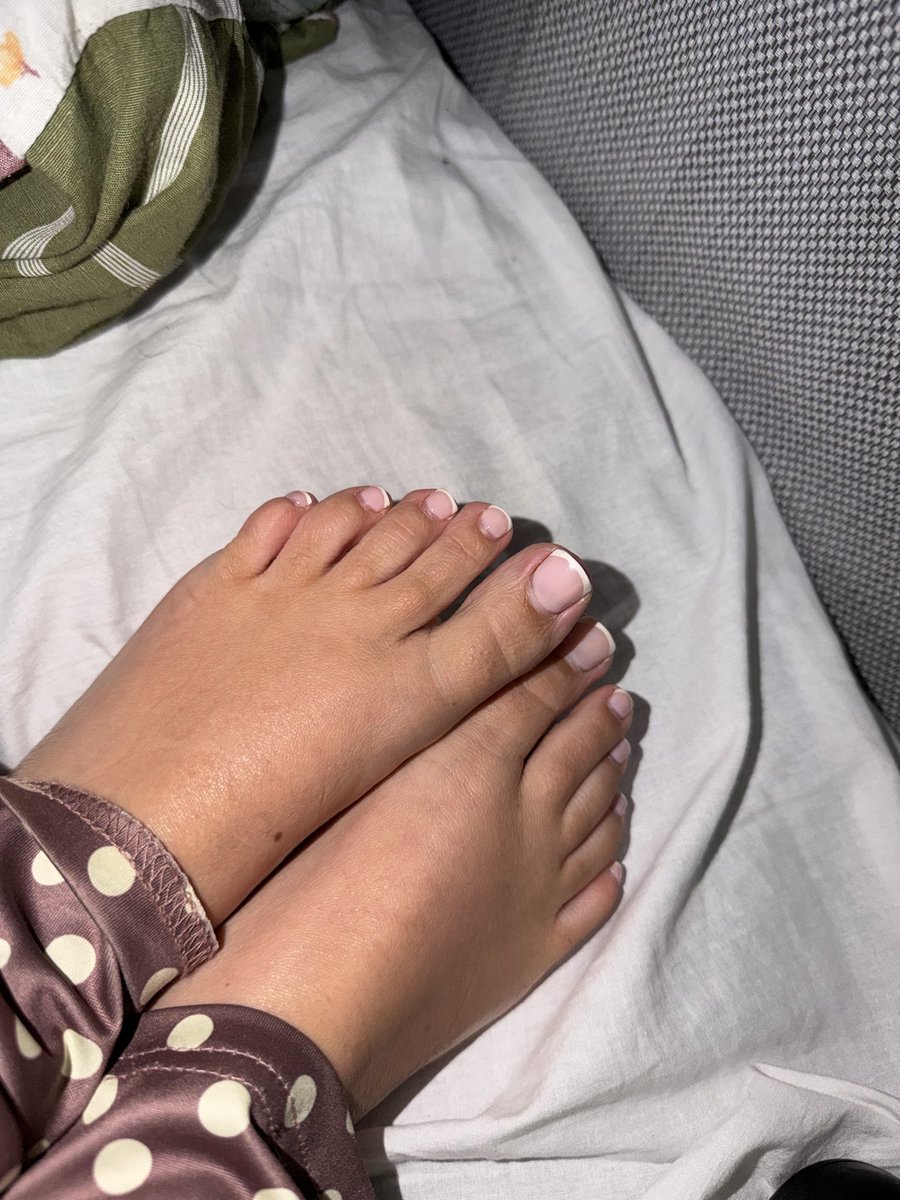 Satintoesluxe's tweet photo. Need to get my toes re done.. who’s paying??? #feet #feetfetısh https://t.co/HCAJE1tqZJ