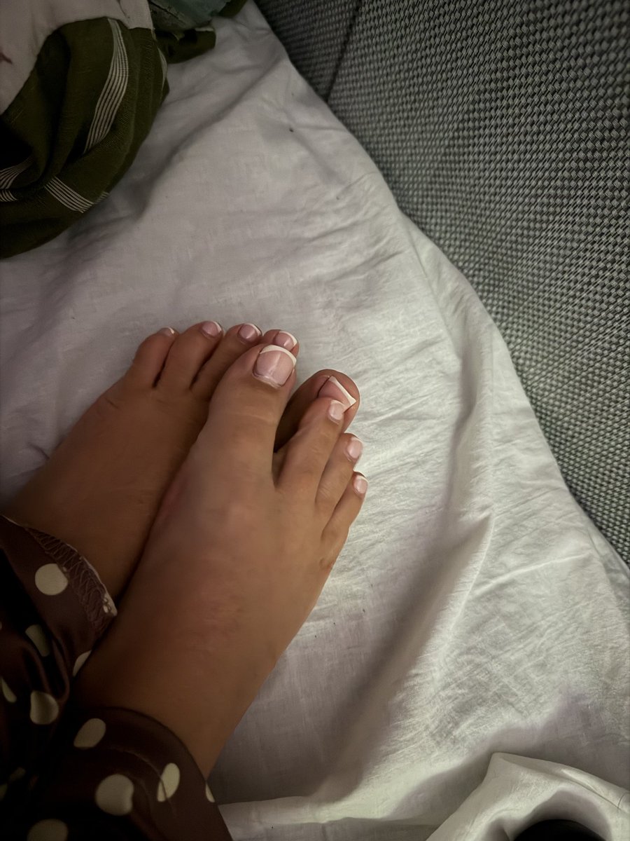 Satintoesluxe's tweet photo. Need to get my toes re done.. who’s paying??? #feet #feetfetısh https://t.co/HCAJE1tqZJ