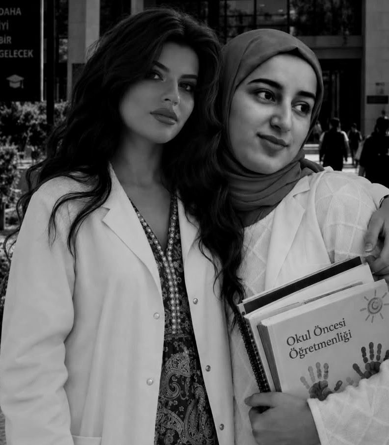 offesra's tweet photo. Rojin öğretmen olacaktı,yeni nesillerimize, çocukların hayatına dokunacaktı.
Ayşe sağlıkçıydı, 5 hafta sonra, yaraları saracaktı.
İkisinin de yaşatacak bir geleceği vardı.
Siz o geleceği ellerinden aldınız.yaşatmadınız.. https://t.co/Rn75tEMIQt