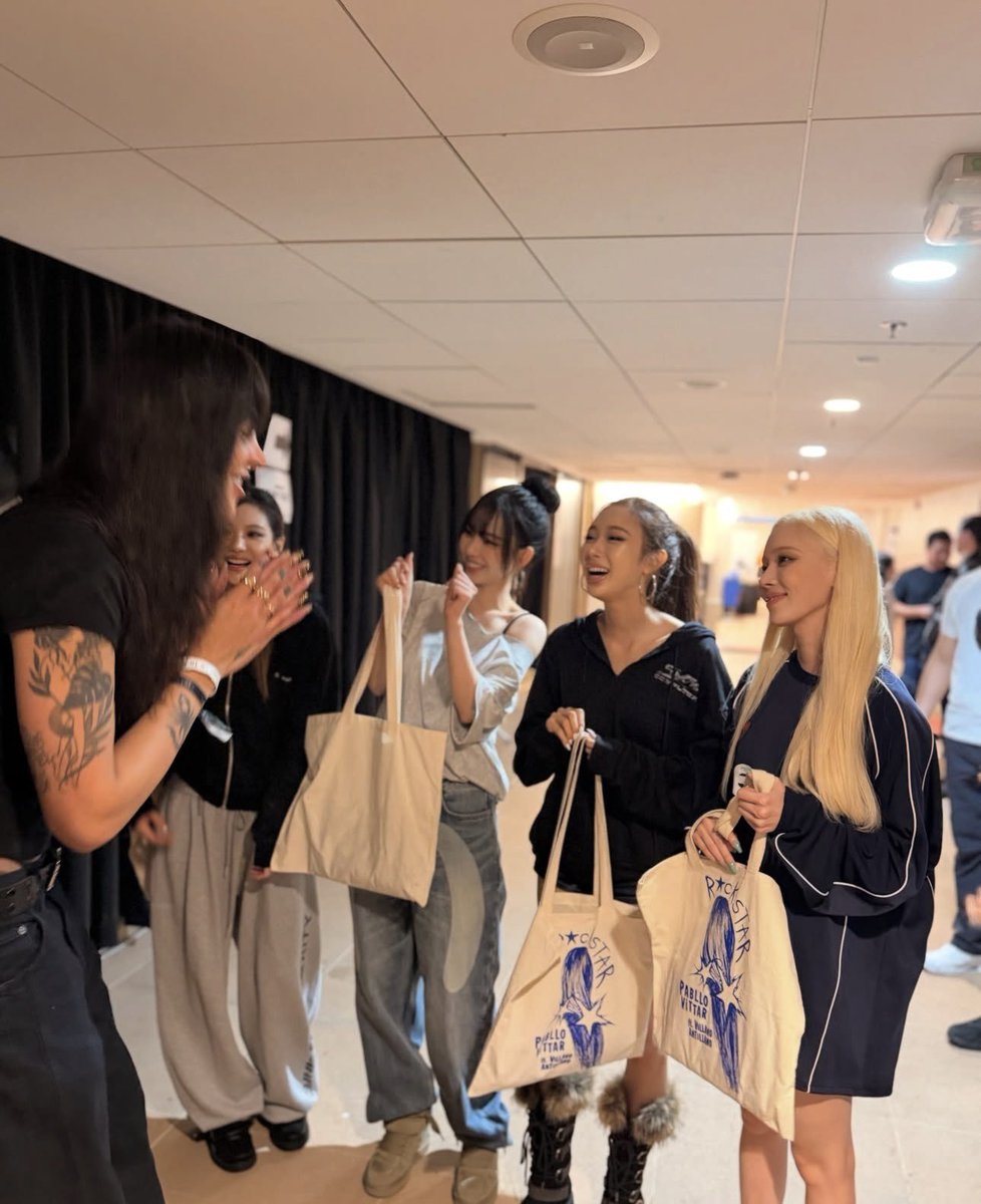 WinterBrasil's tweet photo. a carinha da Winter olhando para a Pabllo Vittar 🥹 https://t.co/8ruAysqTMq