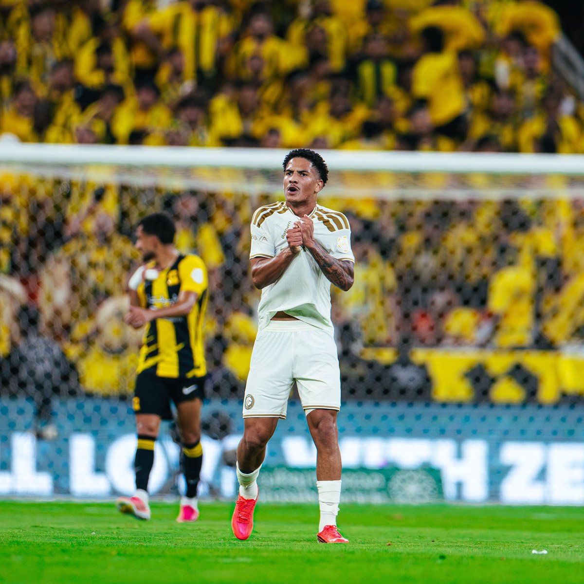 NFS_09's tweet photo. #النصر في قمة الجولة يخسر أمام الإتحاد بنتيجة (1-2)

بالشوط الأول؛ آنجي بوستيكوجلو دَفع ثمن مخاطرته غير المحسوبة، الإندفاع والتهوّر والضغط العالي نعم هي نهج ولغة للمدرب الأسترالي، لكنها كانت مستحيلة التطبيق في ظل ثنائي وسط الملعب [ آنخيلو ، كوستا ] بالإضافة لعزل جواو عن خانة10 وآنخيلو عن كل الالتحامات.
النتيجة وسط مكشوف؛ زيادة عددية في صالح الإتحاد بجميع المواقف. وفريق يُرسل الكرات لأطراف النصر «المكشوفة» والجليدان وعابدي وُضِعوا بمواقف جدًا جيده بالشوط الأول.

بالشوط الثاني لم يُجري آنجي أي تبديل ببدايته، لكنه عالج مشكلة الإنتشار، أعاد آنخيلو لوسط الملعب، وكومان وضعه في توظيفه الأنسب.
مع مرور الدقائق، الإتحاد أُرهق وأصبح عاجز عن عمل تحوّلات؛ وأصبح يدافع من مناطق أقرب لرايكوفيتش.
النصر بالشوط الثاني فنيًا بدون مبالغه كان قادر يطلع بفوز 3-2 لكن القرارات الفردية وقراءة اللعبة بالثلث الأخير كانت وكأنها ثمن للمشاكل الفنية من المدرب بالشوط الأول.

شوط أول = بداية خاطئة من آنجي
شوط ثاني = اللاعبين ذهنيًا كانوا خارج المباراة. صنعنا (4) فرص محققه (3) منها إنفرادات تامه ومواقف جدًا سهلة، (13) تسديدة (5) منها فقط على المرمى.

لعلّ الحذر الذي كان يخشاه مُعظم النصراويون في فترة السوق بمسألة عدم وجود لاعب خط وسط مميز تحت الضغط؛ تجسّدت بلقاء اليوم بشكل مرعب.
آنجي من جانب آخر لم يقدّر الأمور بواقعية؛ وكان كعادته يُفضّل الخسارة بأسلوبه على أن ينتصر بأسلوب مُغاير.

هاردلك ياعالميين ..
اختبار اول سقط الفريق فيه، أخشى من قادم اسوأ بظل القيود في سوق الإنتقالات ومدرب عنيد بطبعه لايقبل التعايش مع الواقع