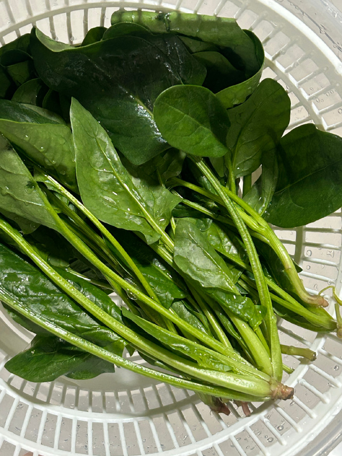 SaulCV's tweet photo. Game-changer! This organic baby spinach is so crisp and fresh—no slimy stems, perfect for smoothies or salads. Ready to grab at your local grocery store!， https://t.co/foXHjk0JAE