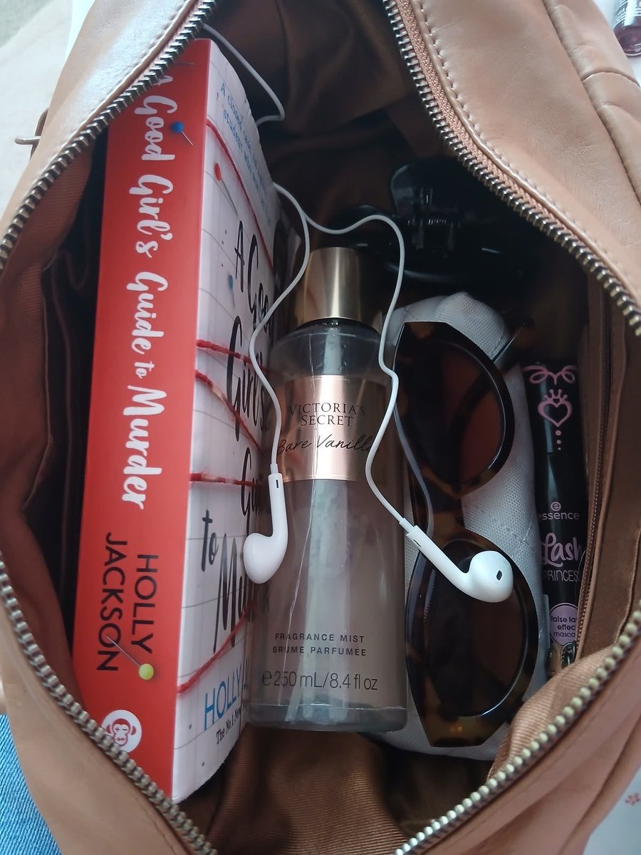 Librosjiar's tweet photo. Es de lectores llevar un libro a todas partes por si acaso puedo leer algo y al final no terminar leyendo nada. https://t.co/vaEOv0geUp