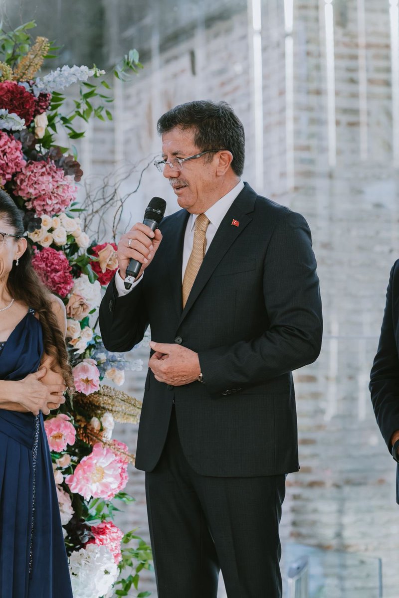 ZeybekciNihat's tweet photo. 📍 İstanbul

Kıymetli dostum Ceyhan Saldanlı Bey’in sevgili evladı Asya ile Ali’nin düğün merasiminde bir araya gelerek bu anlamlı ve özel günlerinin mutluluğunu gönülden paylaştık.

Sevgili Asya ve Ali’ye sevgi, sağlık, huzur ve mutlulukla dolu, birbirlerine daima güç ve neşe kattıkları güzel bir ömür diliyorum. Bu mutlu gün vesilesiyle Saldanlı ve Yücel ailelerini yürekten tebrik ediyor, genç çiftimize iki cihan saadeti diliyorum.