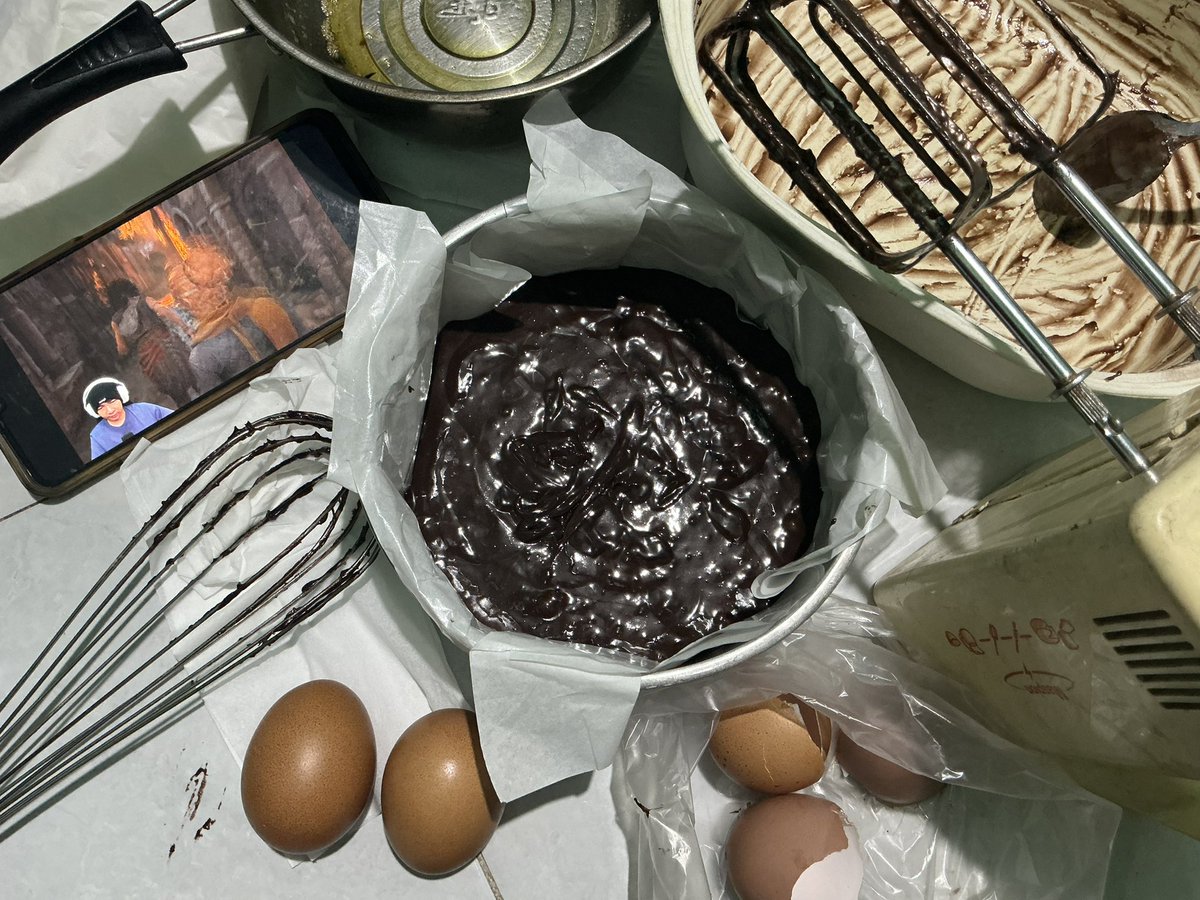 ggrayscale_'s tweet photo. gbs tidur, jd gue memilih bikin kue tengah mlm sambil nonton miauw aug ketimbang ngerjain skripsi 💃🏼 https://t.co/hz80l8o1pS