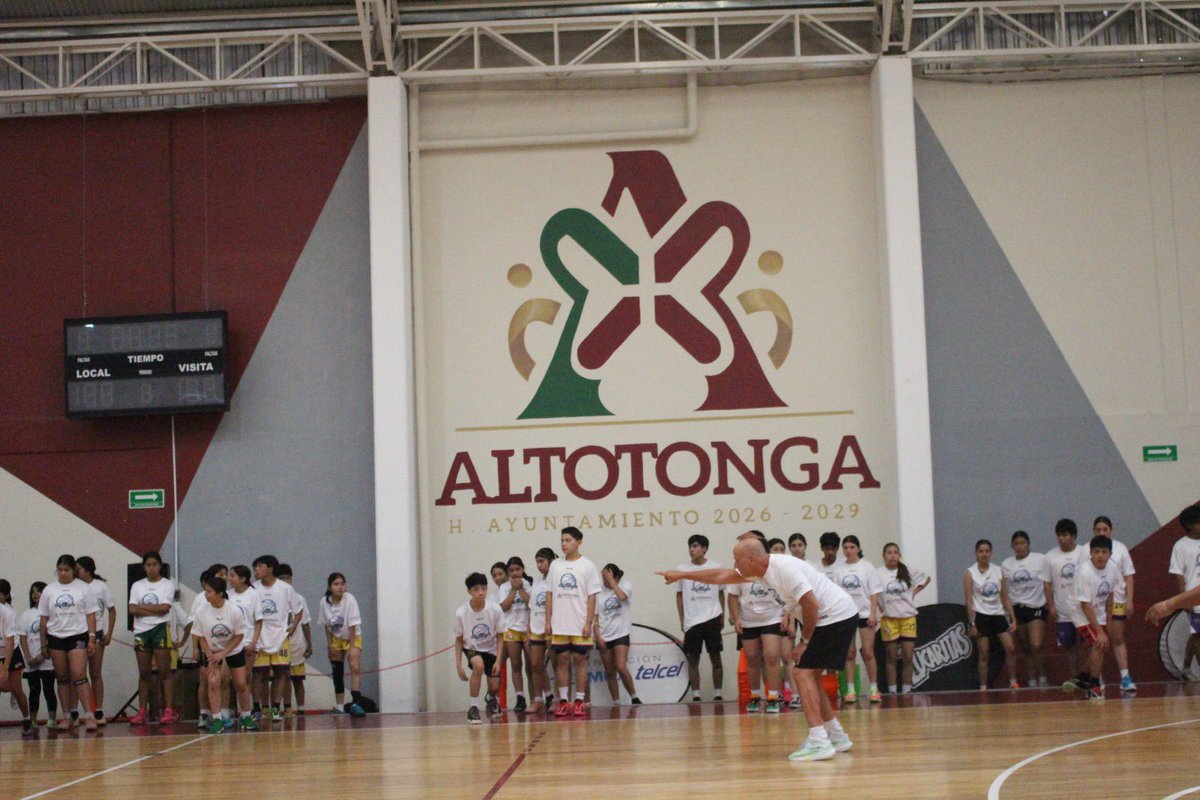 coach_mac4's tweet photo. Great morning session at our @Ligatelmex Bball clinics in Altotonga Veracruz! These young men &amp; women had fun working hard &amp; getting better! @Robbygonzo @BigShotsGlobal @PositiveCoachUS https://t.co/jy0B7KaDJE