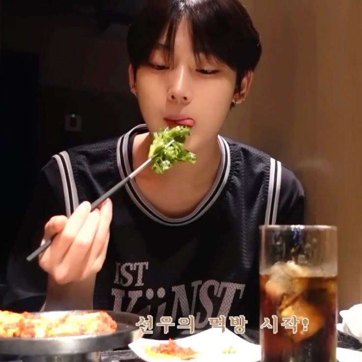 fxreshadows's tweet photo. had the prettiest company for lunch today. https://t.co/5LmcDakqzy