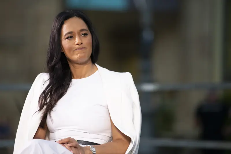 partigggiano's tweet photo. Rula Jebreal ha definito Hakeem Jeffries, leader democratico alla Camera e primo afroamericano a guidare un partito al Congresso, una «scimmia dell’AIPAC comprata e pagata». Poi ha aggiunto: «Non in senso razzista», spiegando di riferirsi alle tre scimmiette del non vedo, non sento, non parlo. 
Il Congressional Black Caucus ha risposto senza sofismi: non esiste un modo non razzista di chiamare “scimmia” un uomo nero. Se una frase simile fosse arrivata da destra, sarebbe stata trattata per ciò che è. 
Il dettaglio più istruttivo è proprio quel «non in senso razzista»: c'è chi non si limita più a decidere chi sia razzista. Pretende di decidere anche quando chiamare “scimmia” una persona di colore non lo sia. 
Link alla notizia nel primo commento.