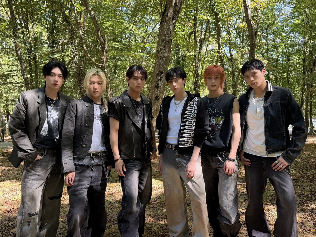 Kittyyunah's tweet photo. The yellowjackets when the plane crashed or whatever. https://t.co/mCyhf94dWX