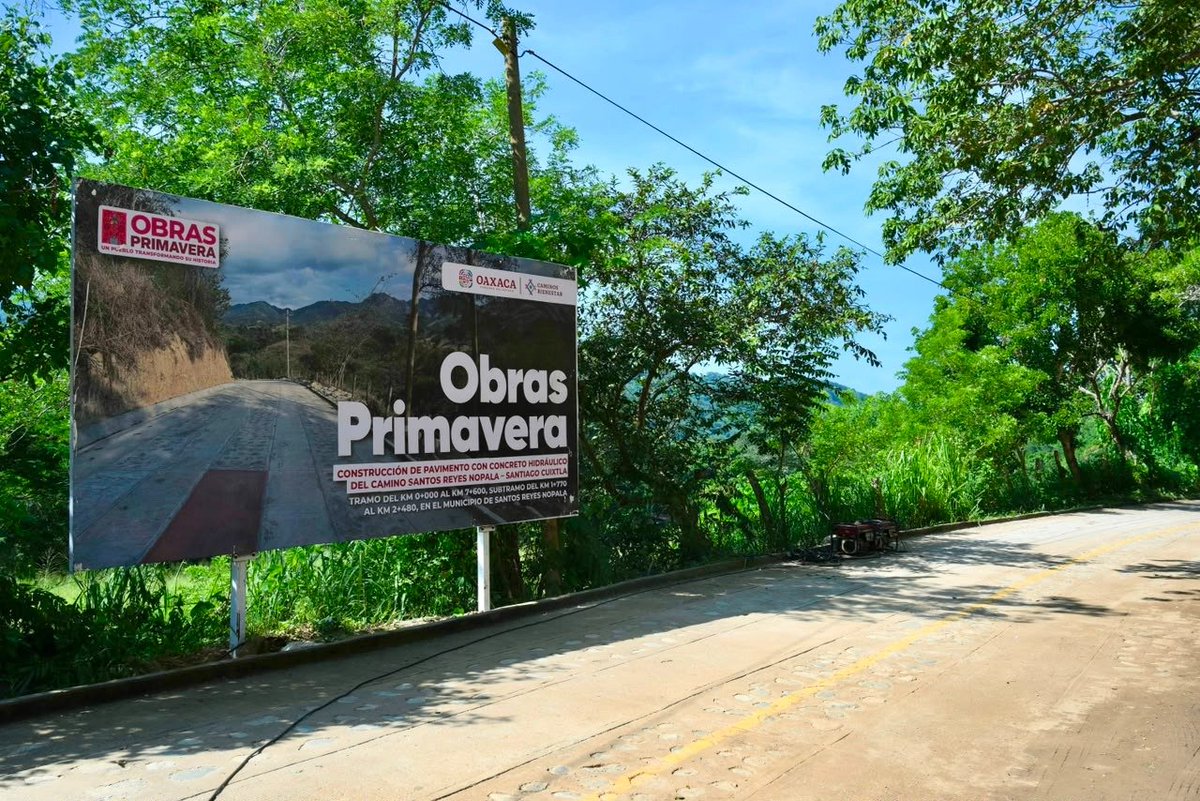 ContraProMx's tweet photo. ✅Entrega Gobierno de Jara obras que demuestran cercanía con el pueblo 🛣️ 🛤️
•Afirma que su gobierno tiene sentido social y no abandonará a las comunidades
Santos Reyes #Nopala, #Oaxaca. 05 de septiembre de 2026.- Desde la cuna de la lengua chatina, el Gobernador @salomonj Jara Cruz inauguró la construcción del camino de pavimento con concreto hidráulico de Santos Reyes Nopala-Santiago #Cuixtla, que se traduce en mejor comunicación y desarrollo para las y los habitantes de este municipio costeño.
Esta obra realizada en dos etapas, que da cumplimiento a la palabra empeñada del Mandatario estatal, requirió una inversión de 15 millones 264 mil 790 pesos para construir 2 mil 500 metros de longitud de pavimentación, con un ancho de calzada de seis metros.
“Nos parece de la mayor importancia mantener el trabajo con pueblos y comunidades en un gobierno que nosotros llamamos de territorio, no escritorio; un gobierno cercano a las comunidades y las autoridades” refirió Jara Cruz.
“Somos un gobierno con un sentido social, y sobre todo de izquierda, que no puede abandonar al pueblo, al contrario, tiene que estar siempre acompañándolos”, reiteró.
Por otra parte, en esta misma municipalidad, en la localidad Cerro de Aire, el titular del Poder Ejecutivo entregó el Centro de Desarrollo Comunitario que, en una primera etapa, se aplicaron 4 millones de pesos en favor de más de mil habitantes de la localidad.
Esta Obra Primavera contribuye al fortalecimiento del tejido social y convivencia comunitaria, atendiendo principalmente a grupos vulnerables.
El Gobierno del Estado soluciona el rezago de espacios públicos y ofrece oportunidades de crecimiento a la niñez y juventud oaxaqueña.