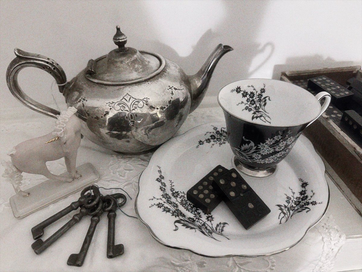 loishannnah's tweet photo. antique haul: set of dominos, a teapot, antique keys, a teacup and large saucer, a porcelain unicorn with a lace mane https://t.co/IArg8OjV8k