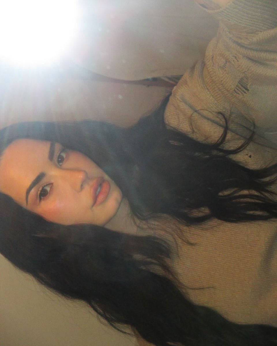 skinofmyteeths's tweet photo. she is so beautiful https://t.co/lclNfjejQs