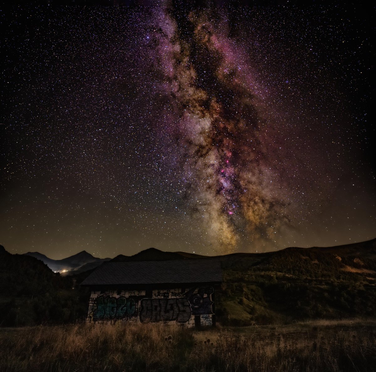 AstroMontseny's tweet photo. LA PRECIOSA VIA LÀCTIA DES DE TAÜLL, ALTA RIBAGORÇA, #CATALUNYA. Meravelloses astrofotografies del nostre soci Jordi Català i Vilanova que sempre ens sorprèn des de recòndits indrets🤩
En teniu moltes més a la nostra selecció:
https://t.co/vo0hWKmdV0 https://t.co/mZLphPK5Tl