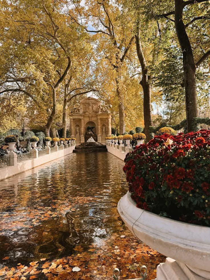 veritebeaute's tweet photo. Fontaine de Médicis au jardin du Luxembourg à Paris 💙🤍🩷 https://t.co/cy28sSQpvq