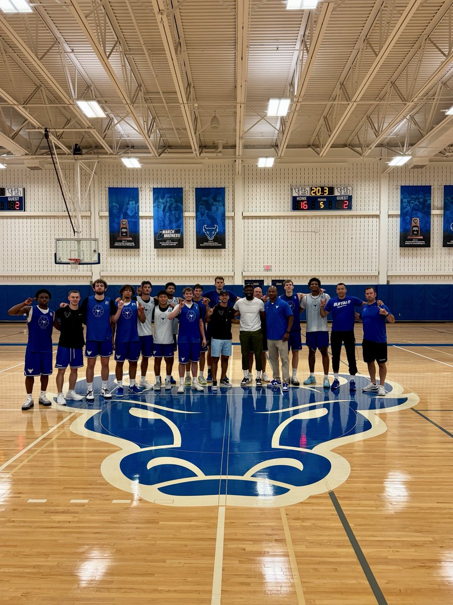UBuffaloMBB's tweet photo. It was great having Niagara Falls legend & @ubuffalombb alum Greg Gamble ‘09 stop by practice this week with advice and support for the next generation of Bulls!
#UBhornsUP🤘 #ALLinGRIT https://t.co/oFf6ulvvtJ