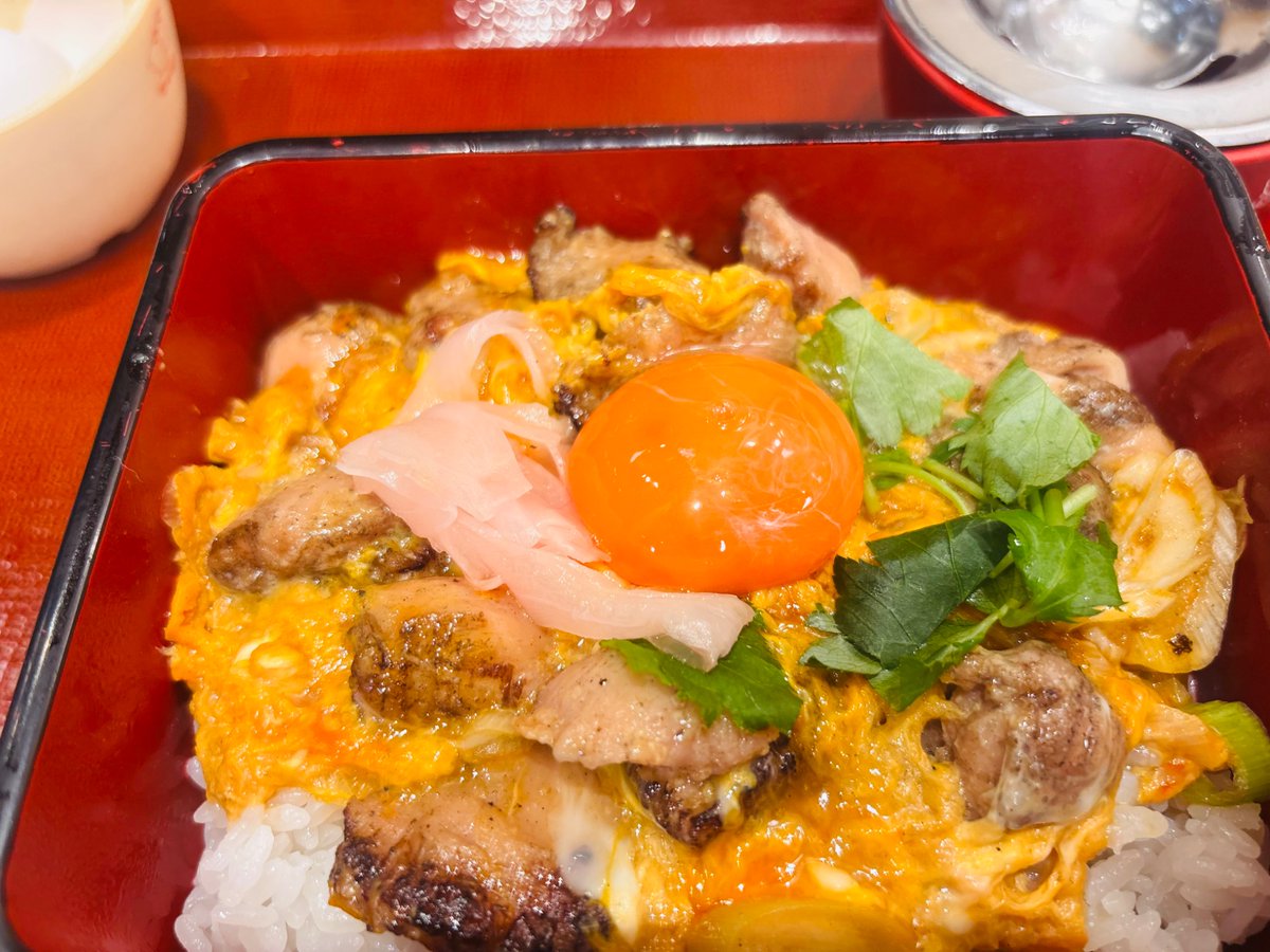 anpear0703's tweet photo. 8月19日から〜なか卯の期間限定の〜とろたま絶品炭火焼き親子重780円だべした〜🎵
鶏1羽からわずかしか取れない希少部位オイスターミート（鶏もも肉）使用してるらしいべ〜😄
鶏肉の炭火ちいでて〜濃厚たまごの見た目も味も美味い親子丼で、オススメだない〜☺️
ミルク葛アイス（ごろっと苺）シングル200円は、プリンを凍らせたような〜アイスだわせ〜😊
いちごは、ジャムぽいけど〜😅
#なか卯 #親子丼　#とろたま絶品炭火焼き親子重 #絶品炭火焼き親子重　#ミルク葛アイス