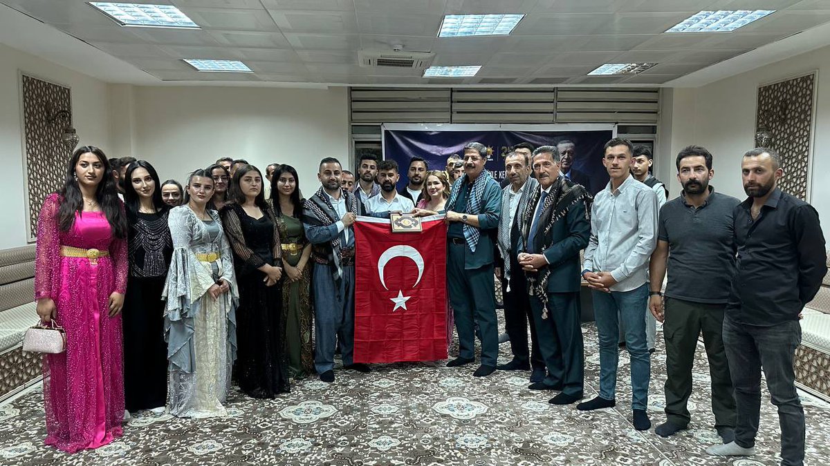 Akgencyova's tweet photo. 📍 YÜKSEKOVA

Türkiye Yüzyılı Buluşmaları kapsamında Gençlik Buluşmamızı; 

İstanbul Milletvekilimiz Sayın Azmi EKİNCİ, İl Başkan Vekilimiz Sayın Mehmet YOLDAŞ, Önceki Dönem İl Başkanımız Sayın Emrullah GÜL, İlçe Başkanımız Sayın Burhan YAŞAR ve Gençlik Kolları Başkanımız Sayın Servet Kürşat AKKURT’un katılımlarıyla gerçekleştirdik.

Yüksekova’mızın gençleriyle huzuru, kardeşliği ve geleceği konuştuk.

Gençlerimiz artık geleceğe güvenle bakıyor; eğitimde, bilimde ve üretimde kendine güçlü bir yol çiziyor.

Yüksekova’mız huzurun, kardeşliğin ve gençliğin şehri olarak geleceğe emin adımlarla ilerliyor.

Cumhurbaşkanımız Sayın Recep Tayyip ERDOĞAN’ın gençlere duyduğu güvenle, biz hazırız, biz kararlıyız.

Yüksekova’nın gençliğiyle Türkiye Yüzyılı’na yürüyoruz. 
@Akparti 
@RTErdogan 
@abuyukgumus 
@avyusufibis 
@MustafaAlkayis 
@azmiekinci34