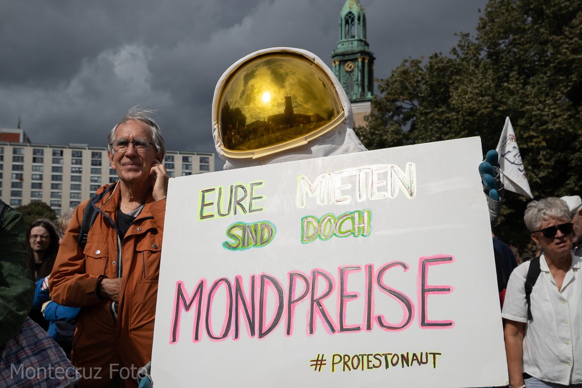 Montecruzfoto's tweet photo. 05.09.26 Berlin.  Protest against exorbitant rents in front of the Rotes Rathaus today.  Some pictures...

#berlinprotests #b0509 #Mietenwahnsinn https://t.co/MadQM8XHqz