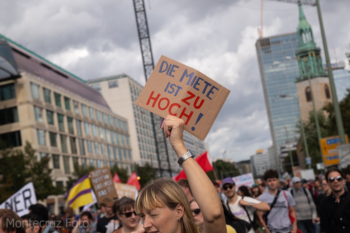 Montecruzfoto's tweet photo. 05.09.26 Berlin.  Protest against exorbitant rents in front of the Rotes Rathaus today.  Some pictures...

#berlinprotests #b0509 #Mietenwahnsinn https://t.co/MadQM8XHqz