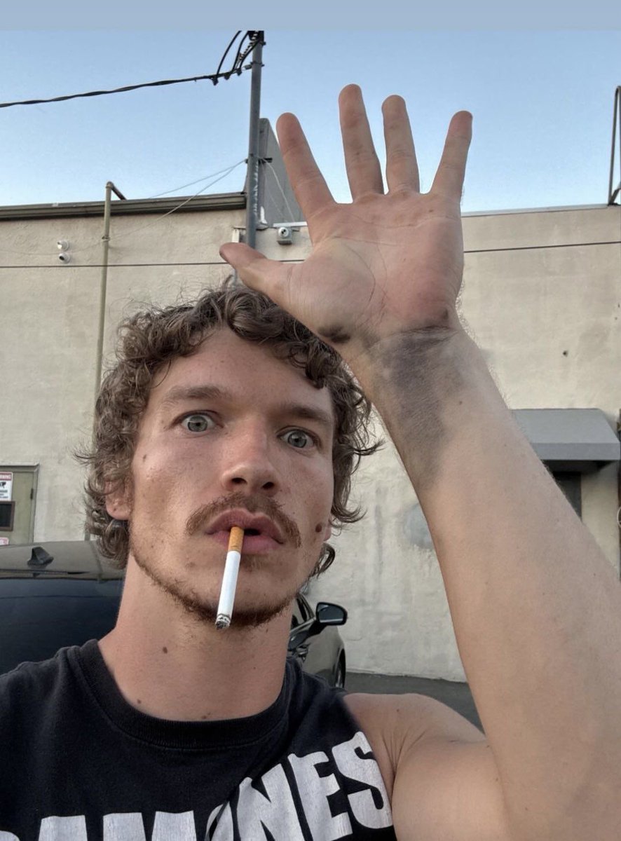 ROZYOMENS's tweet photo. (i’ve never smoked a cigarette in my life) https://t.co/hCdOepy5Ks