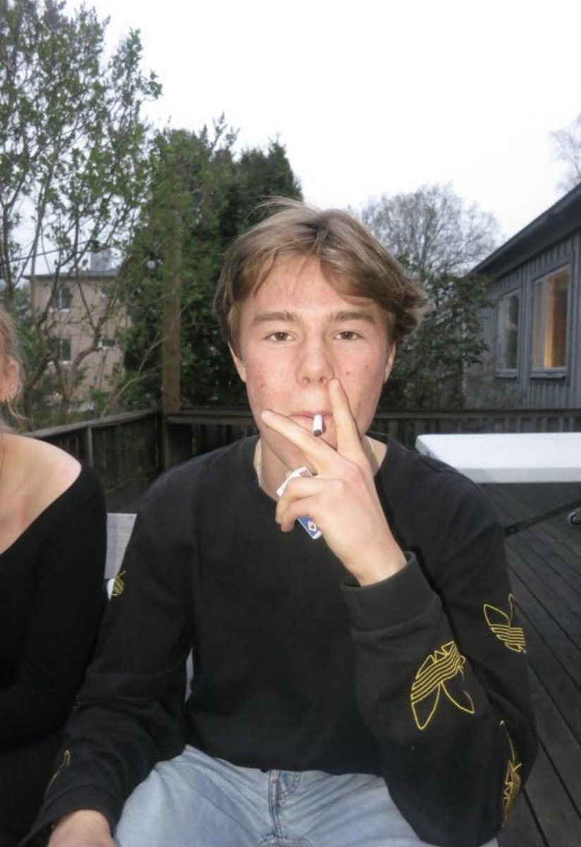 ROZYOMENS's tweet photo. (i’ve never smoked a cigarette in my life) https://t.co/hCdOepy5Ks