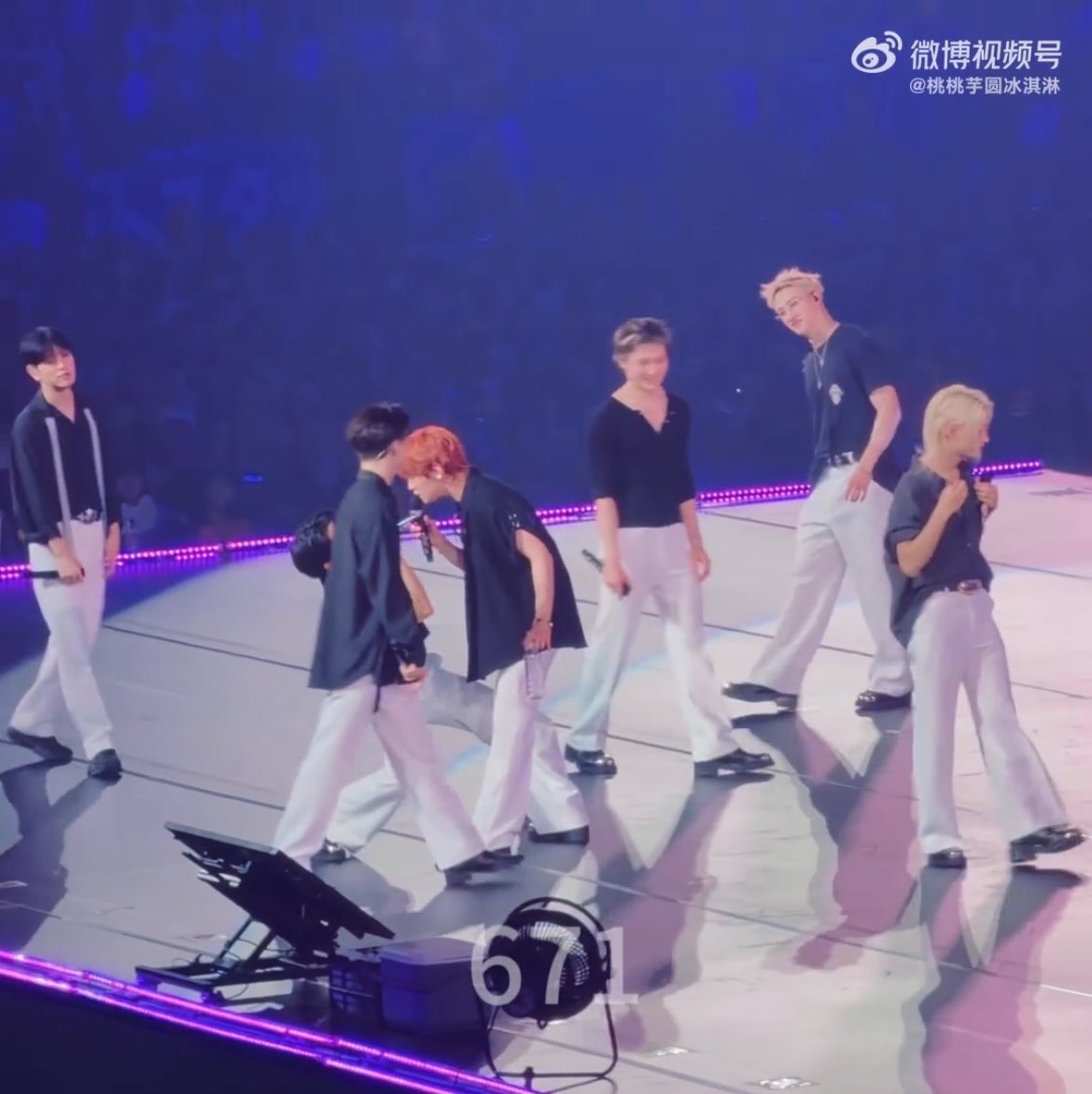 hanmingg's tweet photo. skz watching them do their thing OUGHH 😭 https://t.co/kBwjThKkNp