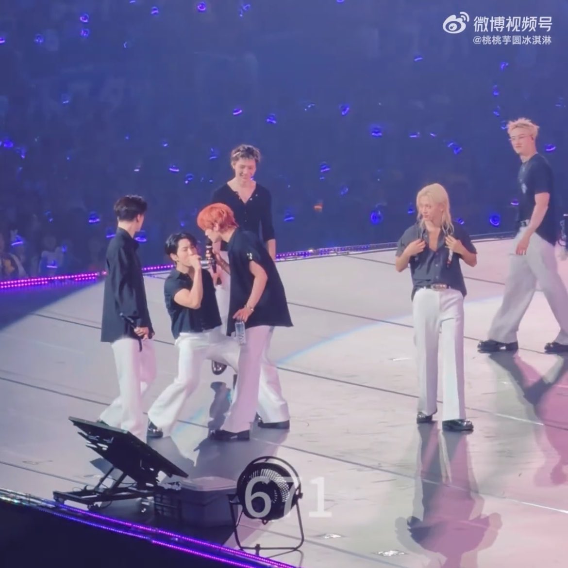 hanmingg's tweet photo. skz watching them do their thing OUGHH 😭 https://t.co/kBwjThKkNp