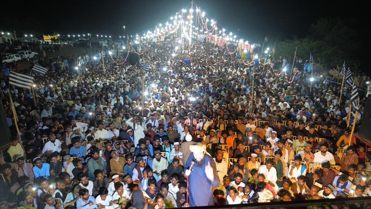 SoomroOfficial's tweet photo. انڈیا کے بارڈر کے ساتھ، ضلع تھرپارکر کے صحراؤں میں، تحصیل ڈِپلو کے بلکل دیہی گاؤں سومرا سر میں عوام کا سمندر اُمڈ آیا۔

جمعیت علماء اسلام نے نہ صرف اپنی طاقت کا بھرپور مظاہرہ کیا ہے بلکہ یہ بھی ثابت کر دیا ہے کہ سندھ کی سب سے بڑی عوامی قوت اور طاقت جمعیت علماء اسلام ہی ہے۔ الحمدللہ