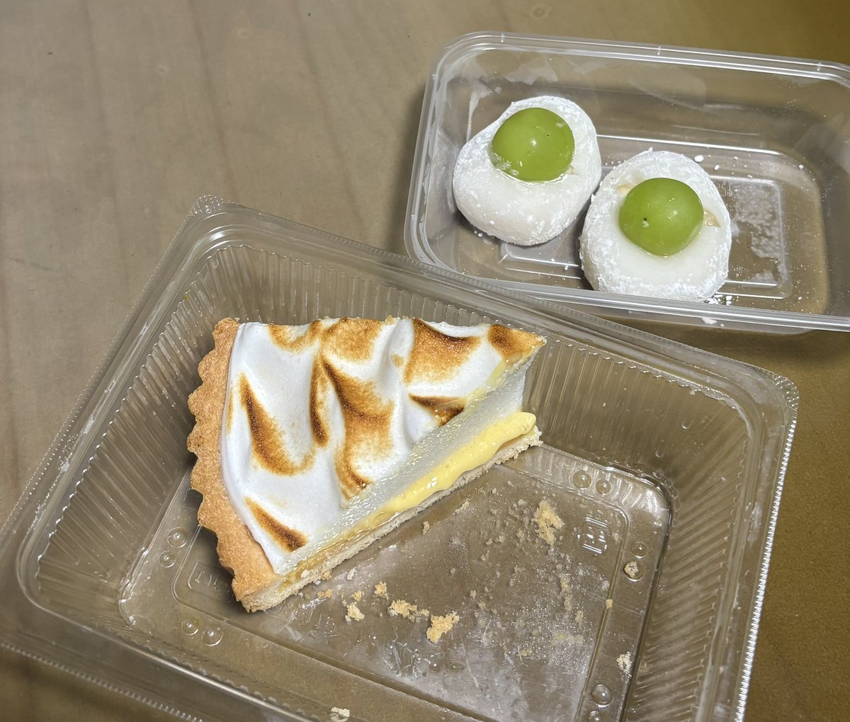 tomo3333333333's tweet photo. お隣さんから貰ったコストコのレモンメレンゲタルトとシャインマスカット大福どっちも美味しい！かなり大きいけどあっさりで良い🍋 https://t.co/TxTxOD3UkO