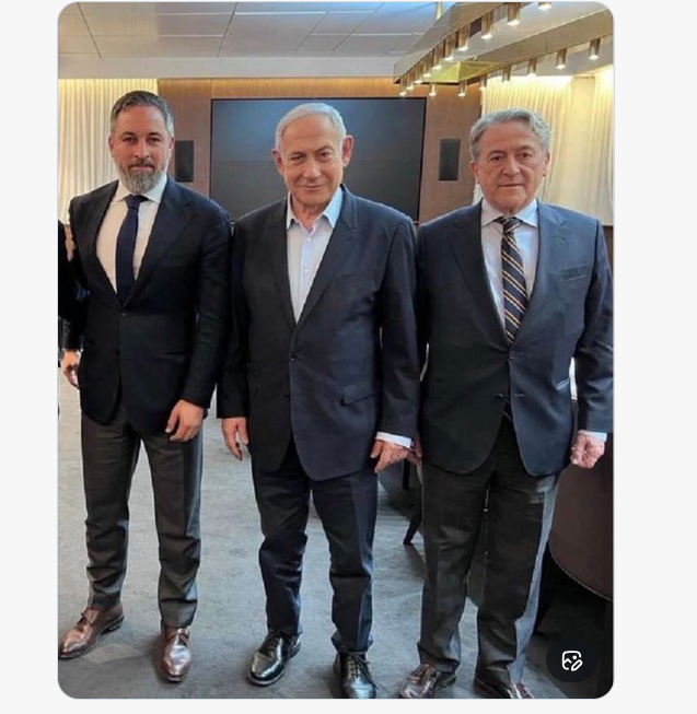 SRGOGOL's tweet photo. Dos nenazis y un judío en plan trío de amiguetes. Difícil de imaginar pero ahí están. https://t.co/ByuMoLpuRO