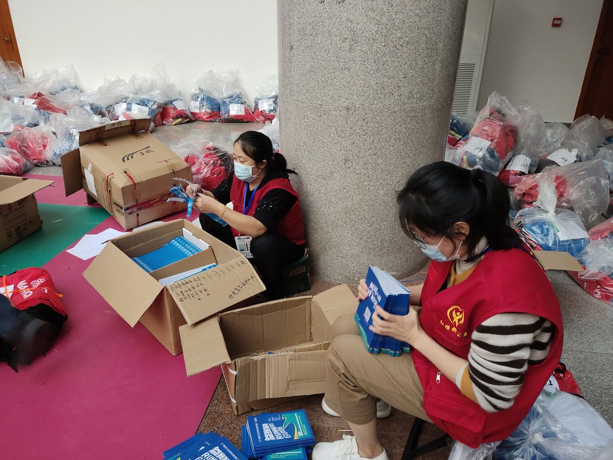 BuseBulutviob's tweet photo. [Spent my Saturday morning packing care kits for local unhoused neighbors—small acts add up. Grateful for the chance to give back with this amazing volunteer team.  #VolunteerDay #LocalGiving]， https://t.co/OXGsHEL4nT