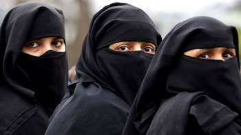 isaacrrr7's tweet photo. 🚨🇨🇭 Suiza ha prohibido el niqab y el burka, y se niega a reconocer el islam como una religión.

¿Deberían más países seguir el ejemplo de Suiza? https://t.co/Eww4Zbuc4R