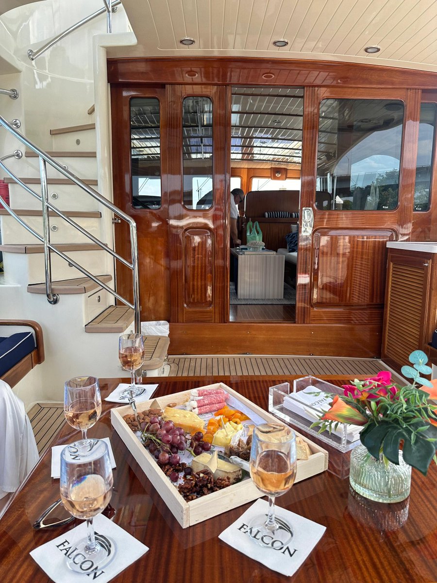 tsai55638's tweet photo. The scenery is in the reflections, the freedom is in the cruise⛵️#NYCOutings  #LongIslandSound #TriStateArea #Connecticut https://t.co/yOzEJhxfXw