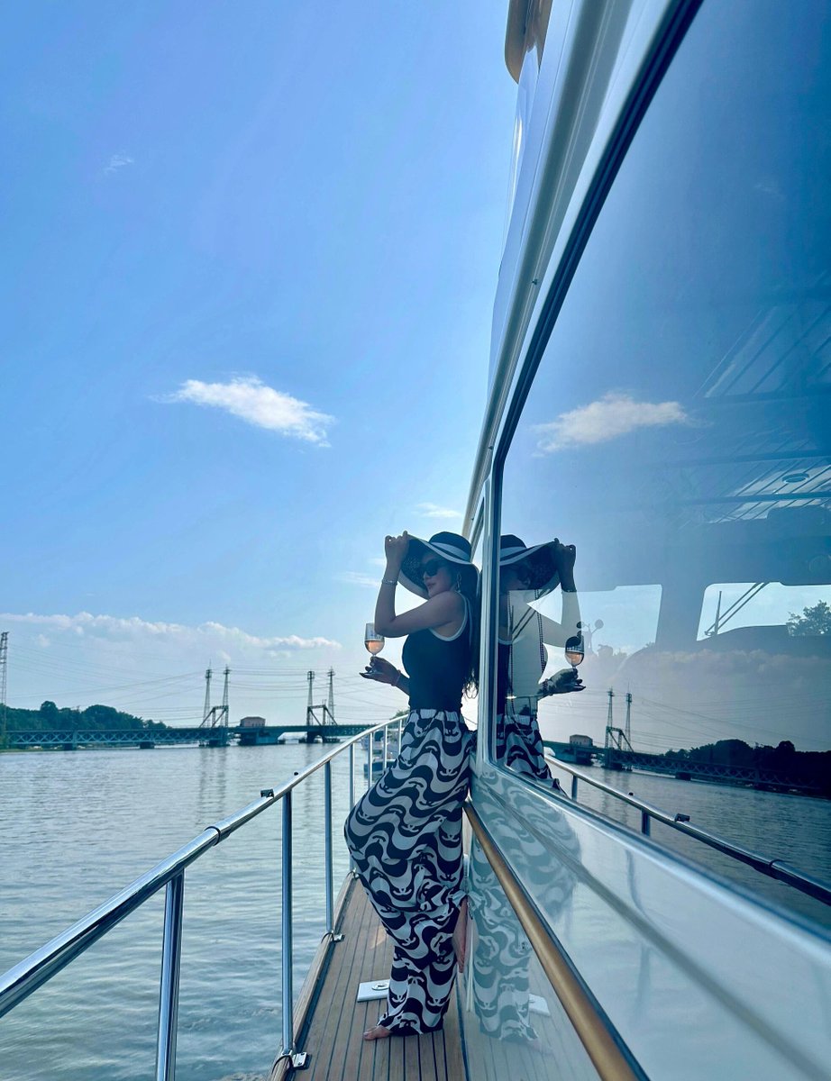 tsai55638's tweet photo. The scenery is in the reflections, the freedom is in the cruise⛵️#NYCOutings  #LongIslandSound #TriStateArea #Connecticut https://t.co/yOzEJhxfXw