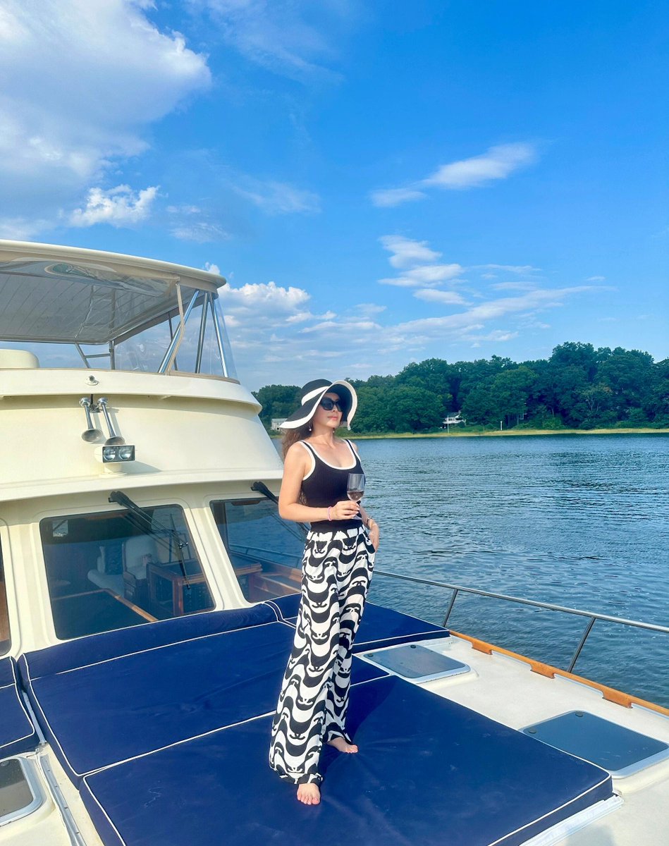 tsai55638's tweet photo. The scenery is in the reflections, the freedom is in the cruise⛵️#NYCOutings  #LongIslandSound #TriStateArea #Connecticut https://t.co/yOzEJhxfXw