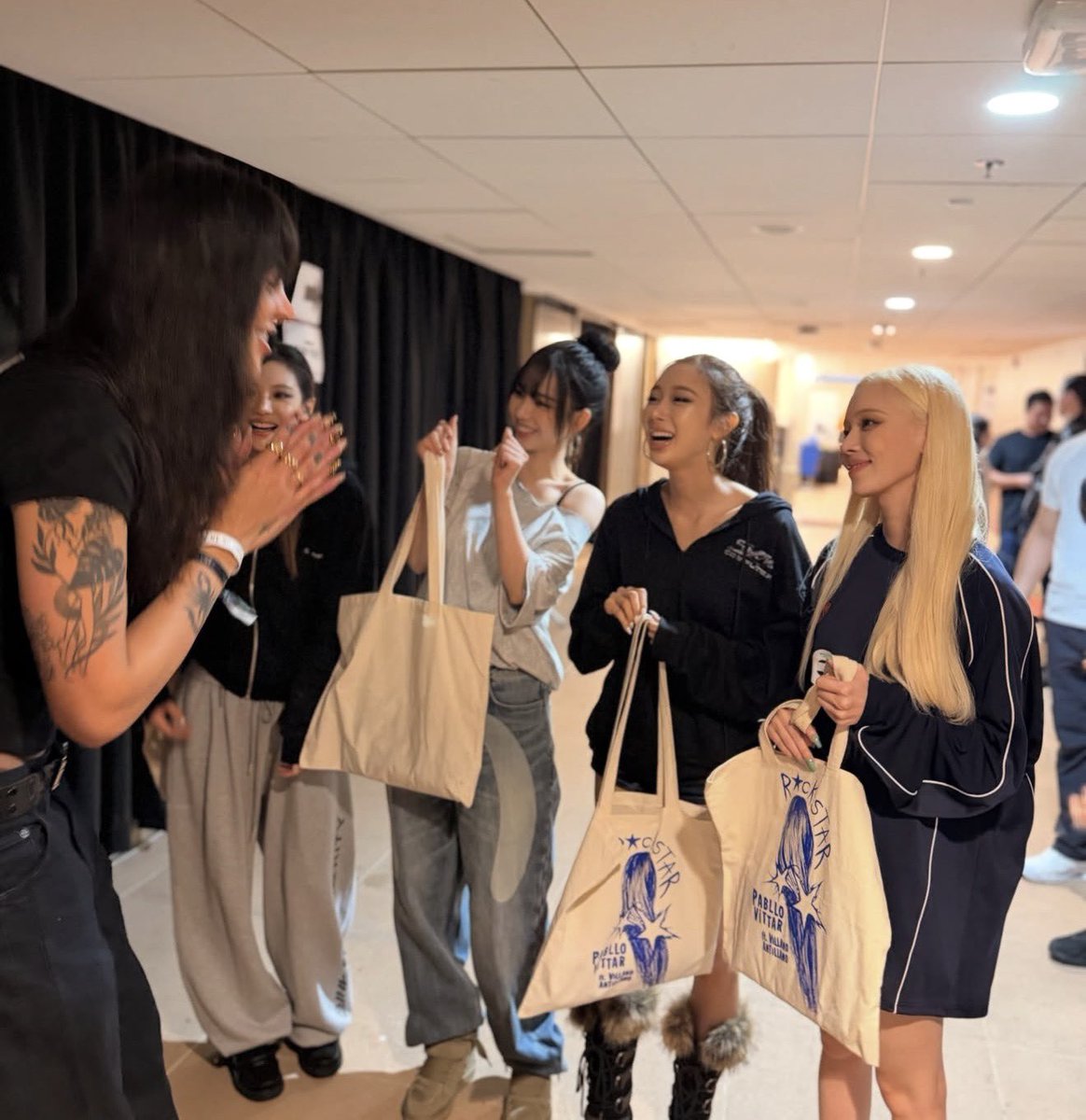updatecharts's tweet photo. FOFAS! Pabllo Vittar deu os seus merchs oficiais para as integrantes do aespa. https://t.co/XxohiALYyy