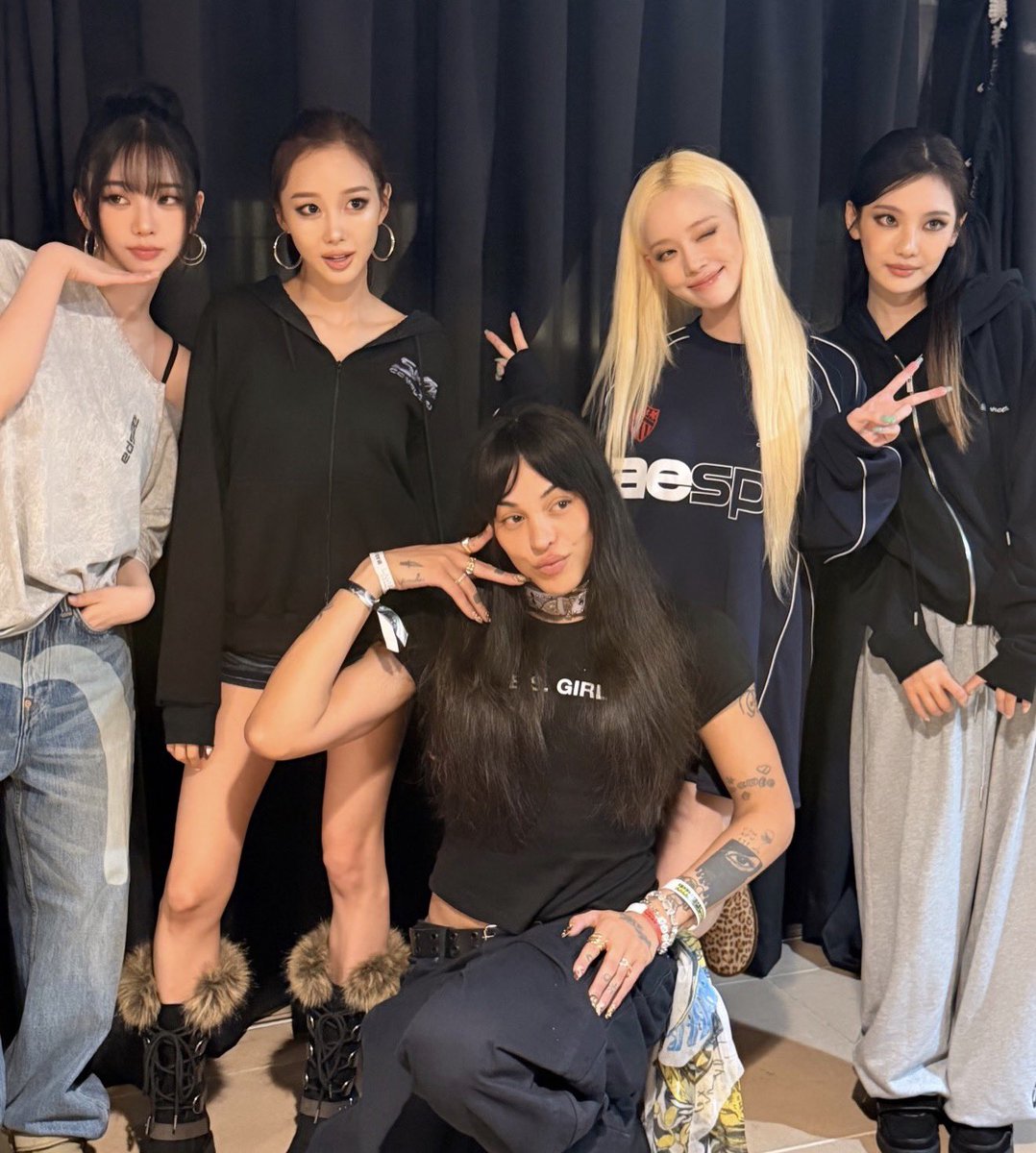 updatecharts's tweet photo. FOFAS! Pabllo Vittar deu os seus merchs oficiais para as integrantes do aespa. https://t.co/XxohiALYyy