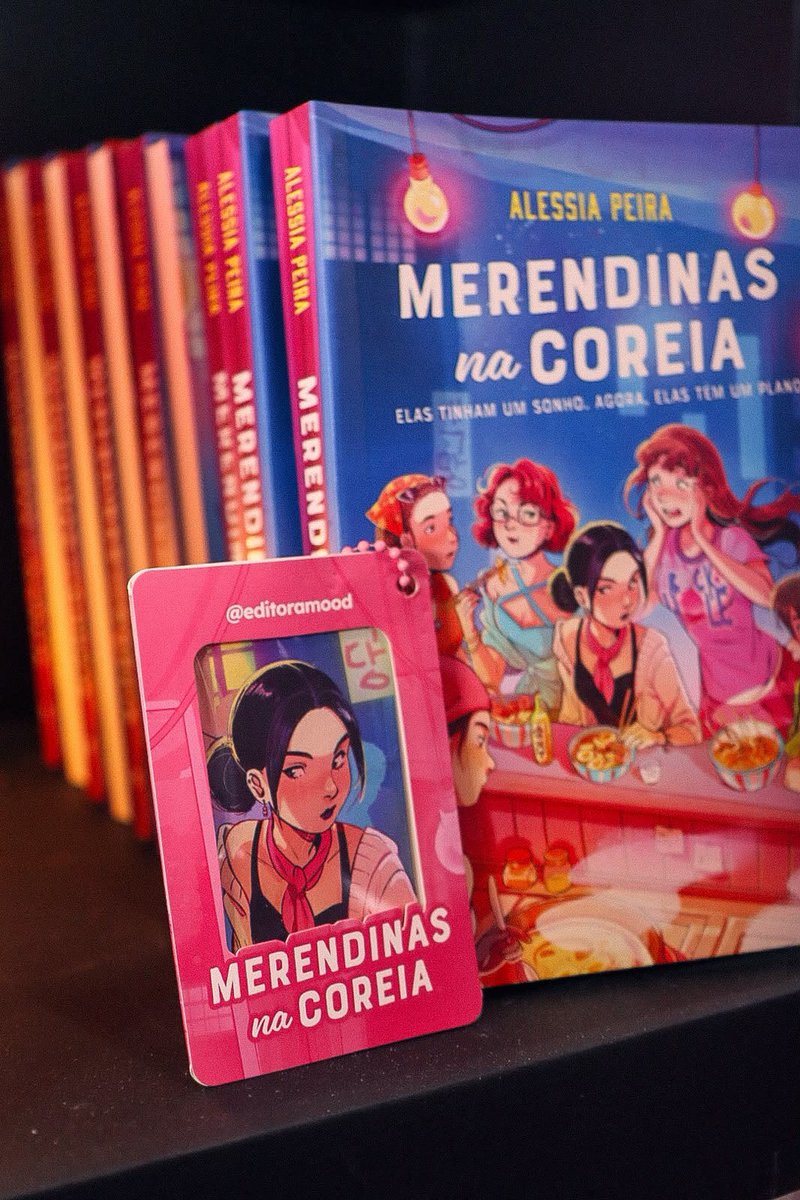 editoramood's tweet photo. eu amo/sou obcecada por esses!! já tô usando o meu photocard 💅 https://t.co/aeOJwzxsh5