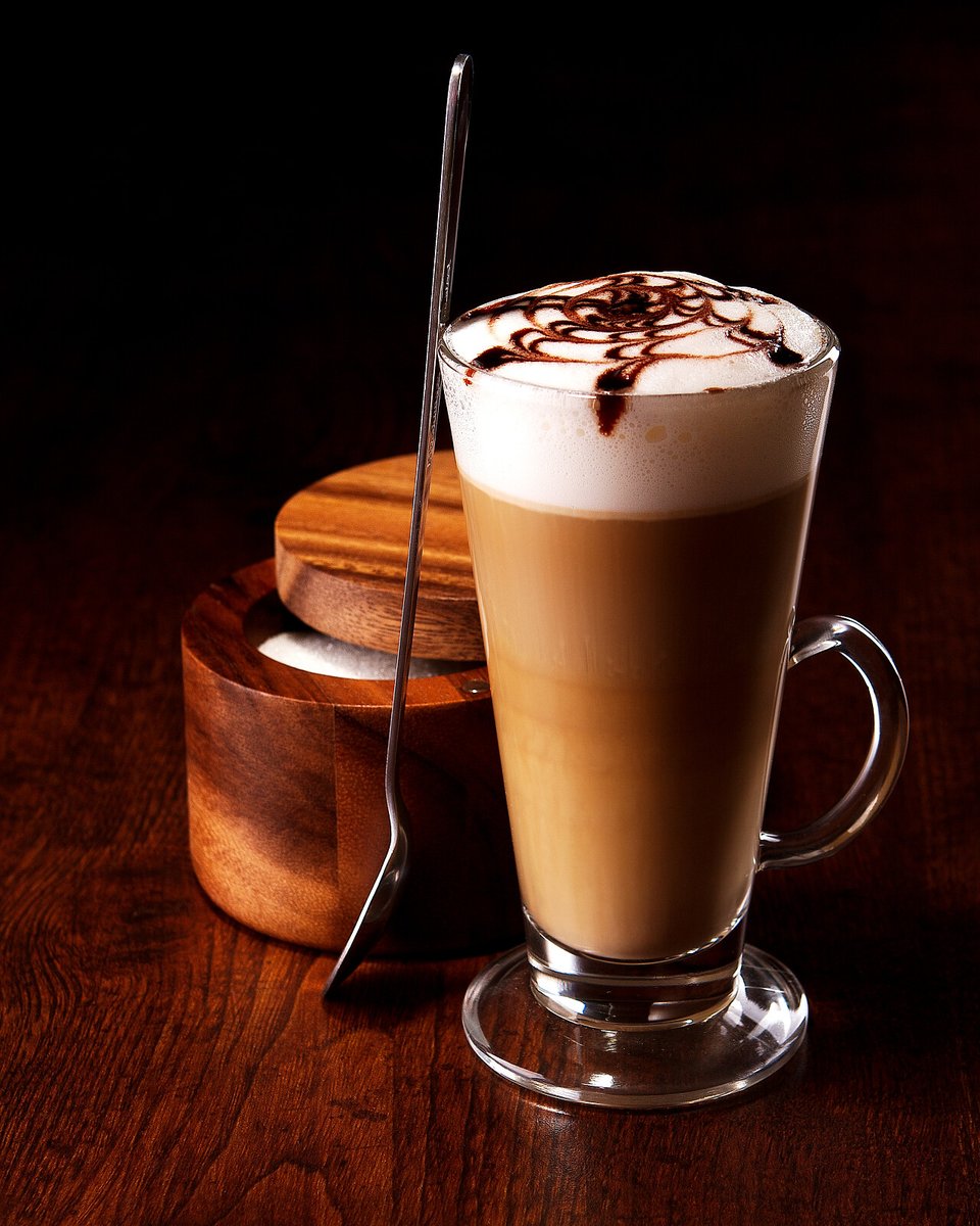 HamzaKilicfger's tweet photo. Whip up a creamy iced oat latte in 2 mins! Warm espresso + frothy oat milk + a dash of cinnamon = your quick cozy pick-me-up. https://t.co/aX0cDCUZ1j