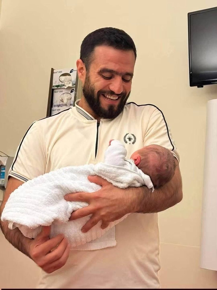 MervatBarbour's tweet photo. #صيدنايا

اليوم، وأنا أحمل أول مولود لي بين يدي، تذكّرت صيدنايا… وتذكّرت «حفلة الاستقبال» التي عشتها هناك، وما تعرضت له من تعذيب وإهانة على يد أحد السجّانين، الذي قال لي: «أنا رح أقطع نسلك».

خرجت من صيدنايا، لكن بقي سؤال يرافقني لسنوات: هل سأكون أبًا يومًا؟

واليوم، شاء الله أن أحمل ابني بين يدي… 💚
الشيء الذي حاولوا حرماني منه، أنعم الله به عليّ.

خرجت من صيدنايا حيًا، وتزوجت، وعشت، وها أنا اليوم أبٌ لطفلي الأول.

أنتم لم تنتصروا علينا… خرجنا من صيدنايا وبقينا أحياء.

الحمد لله الذي أرانا زوال الطاغية ونظامه، ونسأله العدالة ومحاسبة كل من ارتكب الجرائم بحق المعتقلين والشعب السوري.

أما أنت يا من قلت: «أنا رح أقطع نسلك»… انظر جيدًا، هذا ابني. 💚

محمد رزوق
