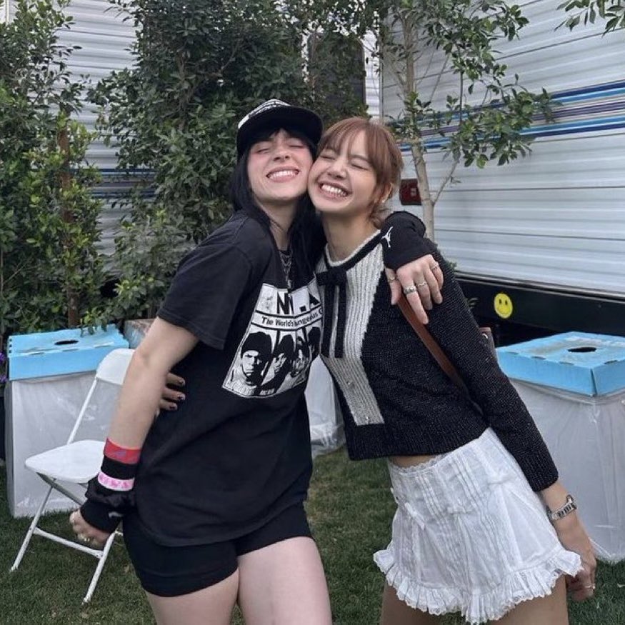 BillieSpotify_'s tweet photo. ONE LAST PUSH! 🚨

“BIRDS OF A FEATHER” is only 40 MILLION streams away from surpassing 4 BILLION streams on Spotify.

We’ve once again teamed up with Lillies (LISA fans), who will be helping us stream! @Lalisadenmark @Lisa_streams

Let’s return the support and stream “SaWaDiKa” by LISA from Spotify’s “Today’s Top Hits” playlist! ❤️