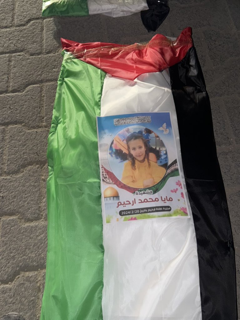 abod_bt's tweet photo. ليت حديثنا عن غزة يُغيّر شيئًا مما نعيشه، وليت المشاهد التي ترونها كل يوم تُحرّك فيكم شيئًا، وليت صرخاتنا تصل إلى قلوبكم فتوقظ ضمائركم.

نحن لا نبحث عن كلماتٍ عابرة ولا عن تعاطفٍ مؤقت، نحن نصرخ لأننا نتألم، وننادي لأننا ما زلنا نعيش هذه المأساة بكل تفاصيلها… فهل من قلبٍ يشعر؟ وهل من ضميرٍ يستيقظ؟