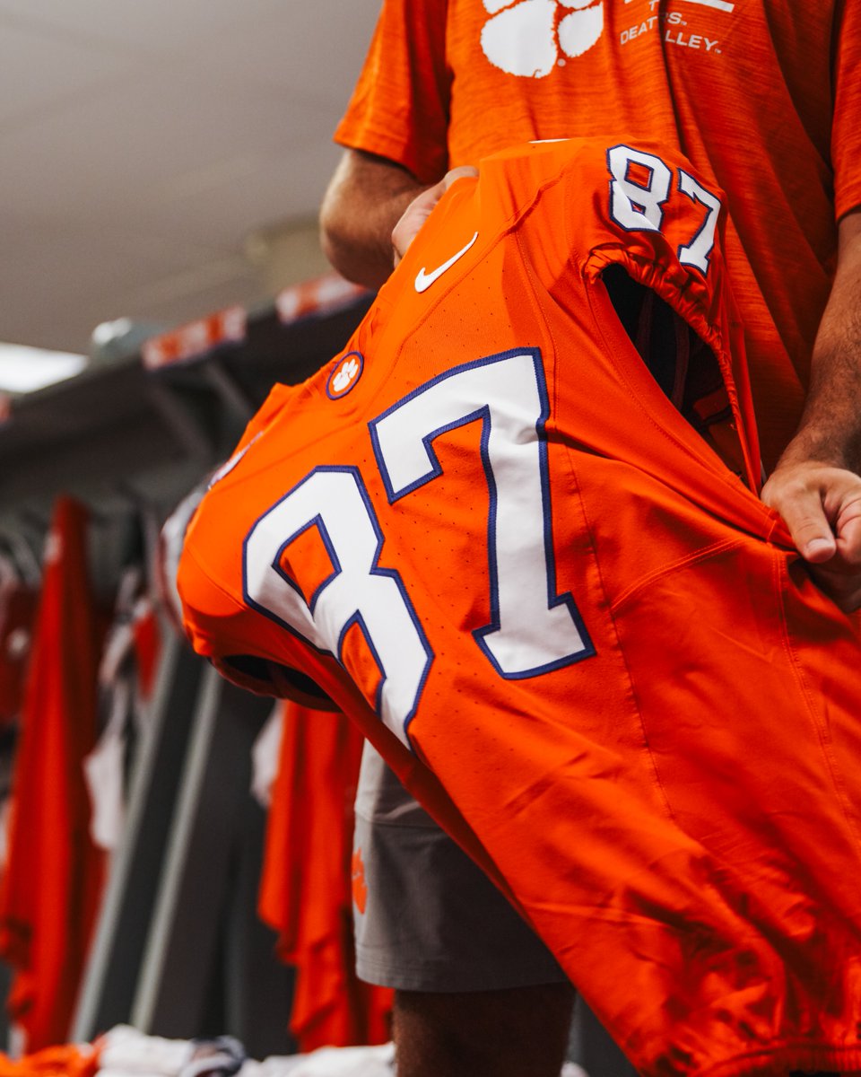 ClemsonFB's tweet photo. Almost time to get suited up. https://t.co/Xmgoj0ket8