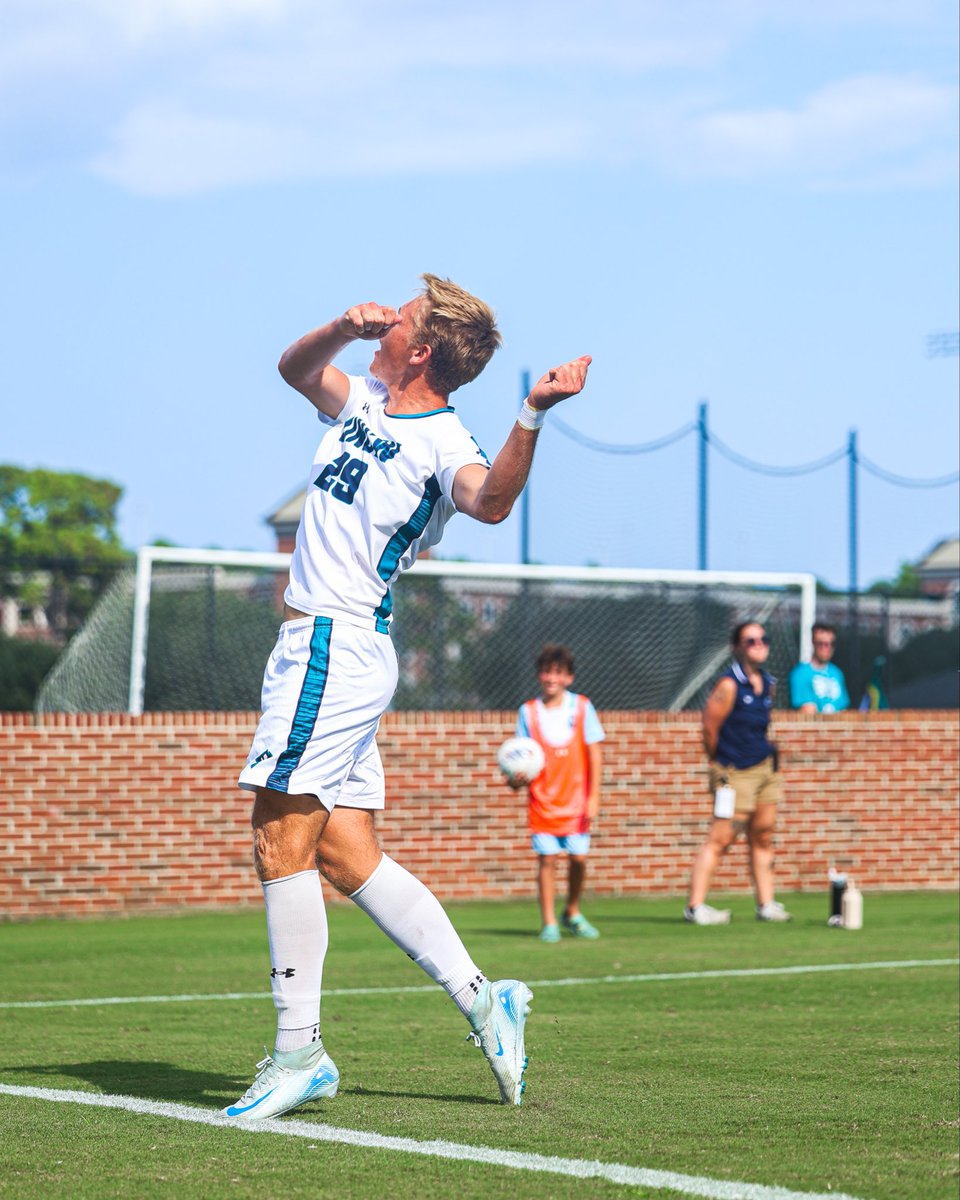 UNCWMenssoccer's tweet photo. homerun on the pitch. 

Jake Roberts putting the Seahawks on the board! 

#SeahawkSoccer https://t.co/O3hr5rSPYi