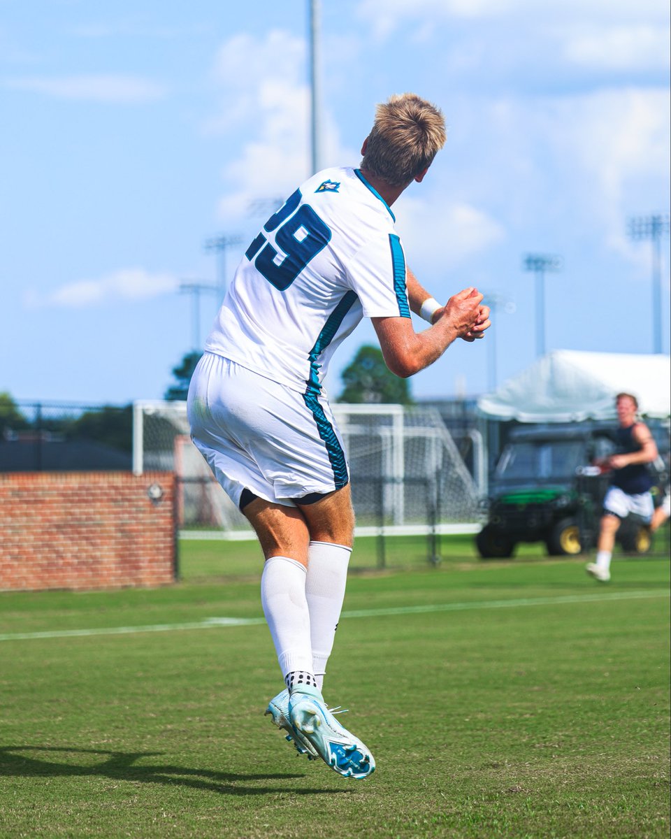 UNCWMenssoccer's tweet photo. homerun on the pitch. 

Jake Roberts putting the Seahawks on the board! 

#SeahawkSoccer https://t.co/O3hr5rSPYi