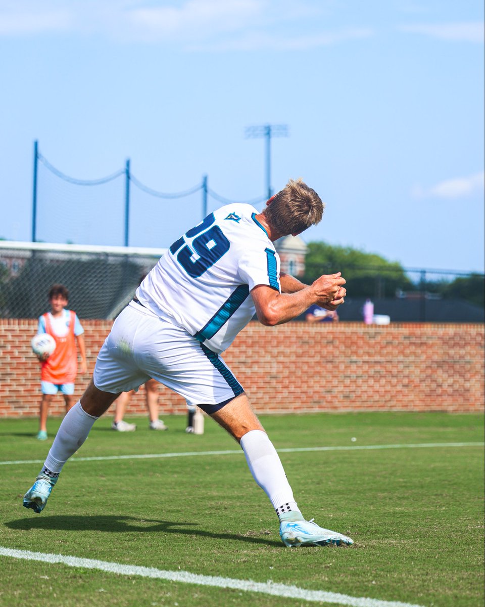UNCWMenssoccer's tweet photo. homerun on the pitch. 

Jake Roberts putting the Seahawks on the board! 

#SeahawkSoccer https://t.co/O3hr5rSPYi